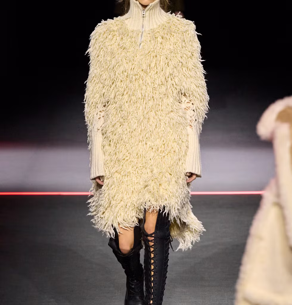 Dior Fall/Winter 2025: A Time Machine Wrapped in Lace and Nostalgia 2 Dior FallWinter 2025 A Time Machine Wrapped in Lace and Nostalgia