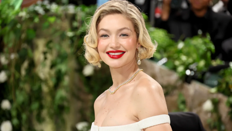 Gigi Hadid’s Metallic Silver Hair Color L’Art Dîner du Louvre