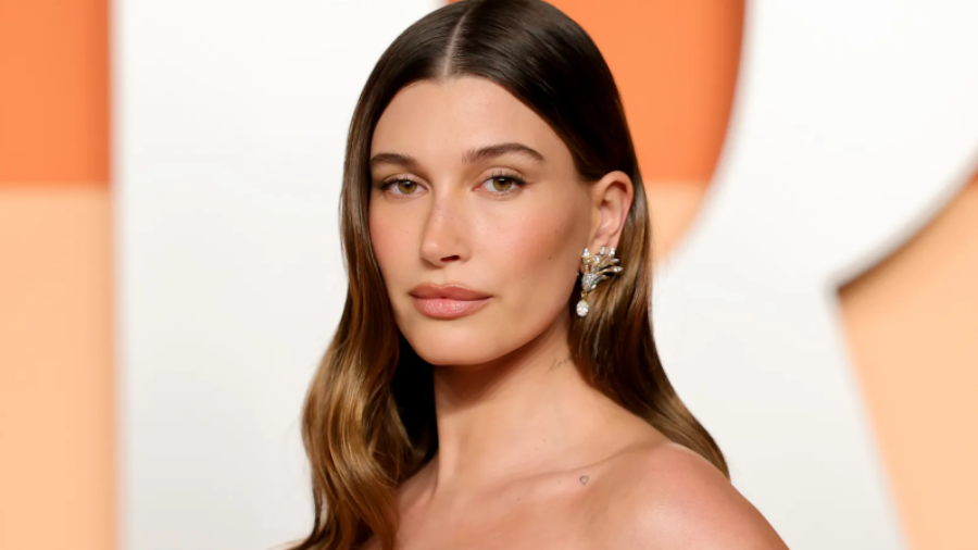 Hailey Bieber Wore Her Naked Manicure For the 2025 Vanity Fair Oscars