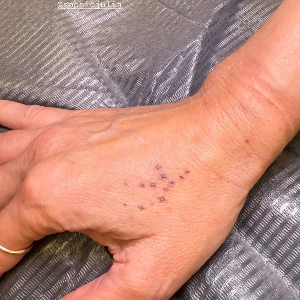 Sarah Michelle Gellar’s New Tiny Tattoos Are the Ultimate Pinterest Aesthetic 1 Sarah Michelle Gellar shows off her new tiny tattoos—a fine-line constellation and an elegant "xo" script—on her hands.