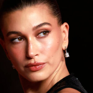 Victoria Canice 6 Hailey Bieber makeup-free selfie showing mild perioral dermatitis flare-up around her mouth.