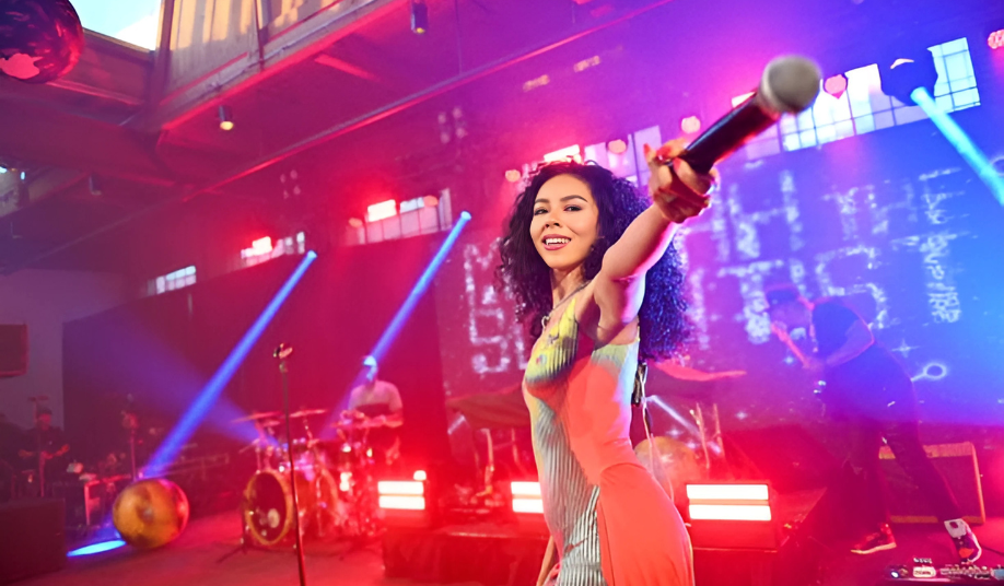 Mariah The Scientist Brushes Off Relationship Criticism with Young Thug 1 Mariah the Scientist performing on stage at her "Hearts Sold Separately" tour.