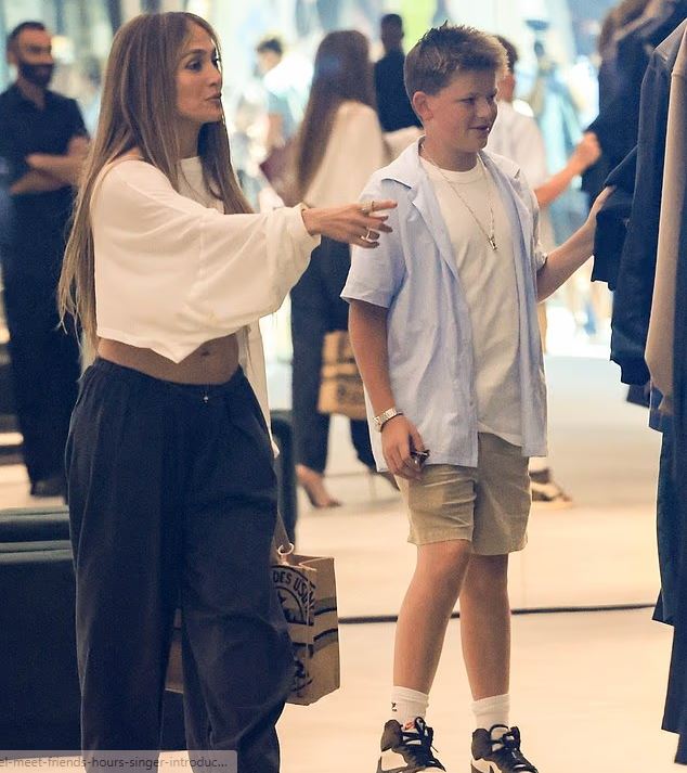 Jennifer Lopez Sparks Backlash Over Midriff-Baring Outfit While Shopping with Ben Affleck’s Teen 2 Jennifer Lopez shows off toned abs in white crop top and black trousers on Beverly Hills shopping trip with Ben Affleck’s son.