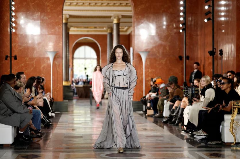 LOUIS VUITTON SPRING/SUMMER 2026: A Star-Studded Showcase of Comfort & Elegance at the Louvre 2 highlights from Louis Vuitton’s Spring/Summer 2026 show, where comfort meets luxury and Zendaya stuns in a metallic mini blazer dress at the Louvre.