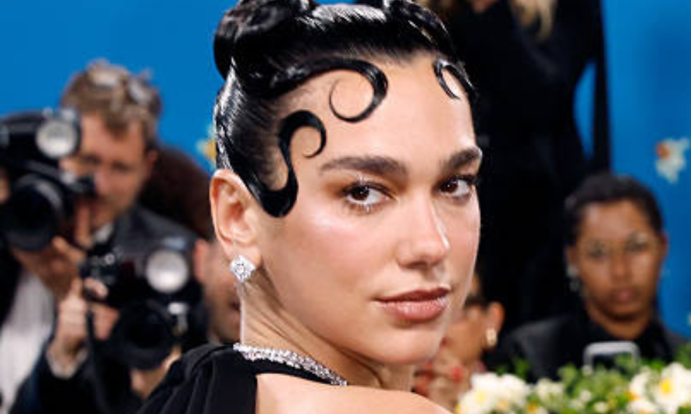 Dua Lipa’s Star Nails Are the Perfect Holiday Nail INSPO You Need 1 Dua Lipa’s Holiday Nail Look: Peachy-Pink Nails With Starry Sparkle