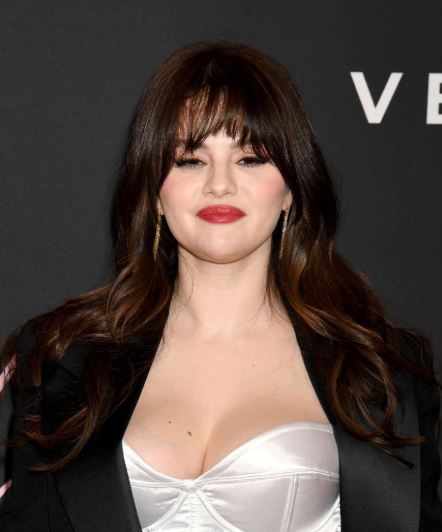 25 Iconic Celebrity Curtain Bangs Styles That Always Look Amazing 21 Selena Gomez steps out with soft, romantic curtain bangs