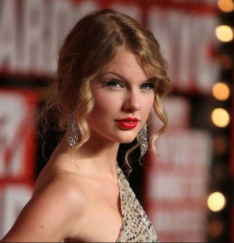 25 Iconic Celebrity Curtain Bangs Styles That Always Look Amazing 10 Taylor Swift wearing curtain bangs