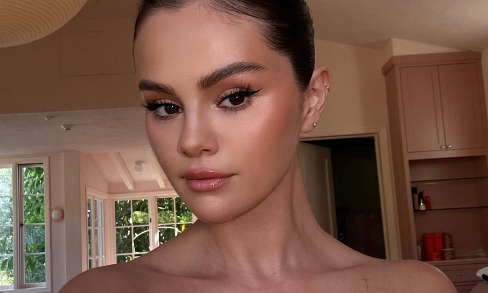 Selena Gomez’s Brickhouse Mani Is the Fall/Winter Vibe We’ve Been Waiting For 42 Selena Gomez showing her Brickhouse nail polish manicure with high-shine finish by Tom Bachik