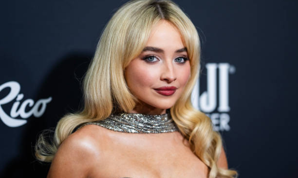 I’m Low-Key Obsessed With Sabrina Carpenter’s Subtle Makeup 1 Sabrina Carpenter subtle makeup red carpet look with soft waves