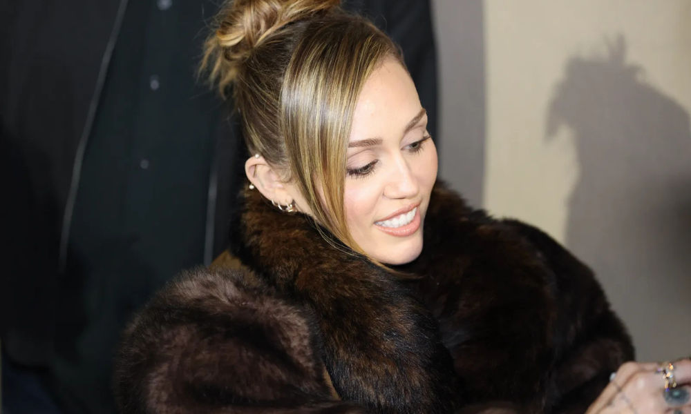 Miley Cyrus Just Made ‘90s Prom Hair Look Like an Everyday Thing 1 Miley Cyrus wearing a 90s prom-inspired spiky bun hairstyle on Jimmy Kimmel Live