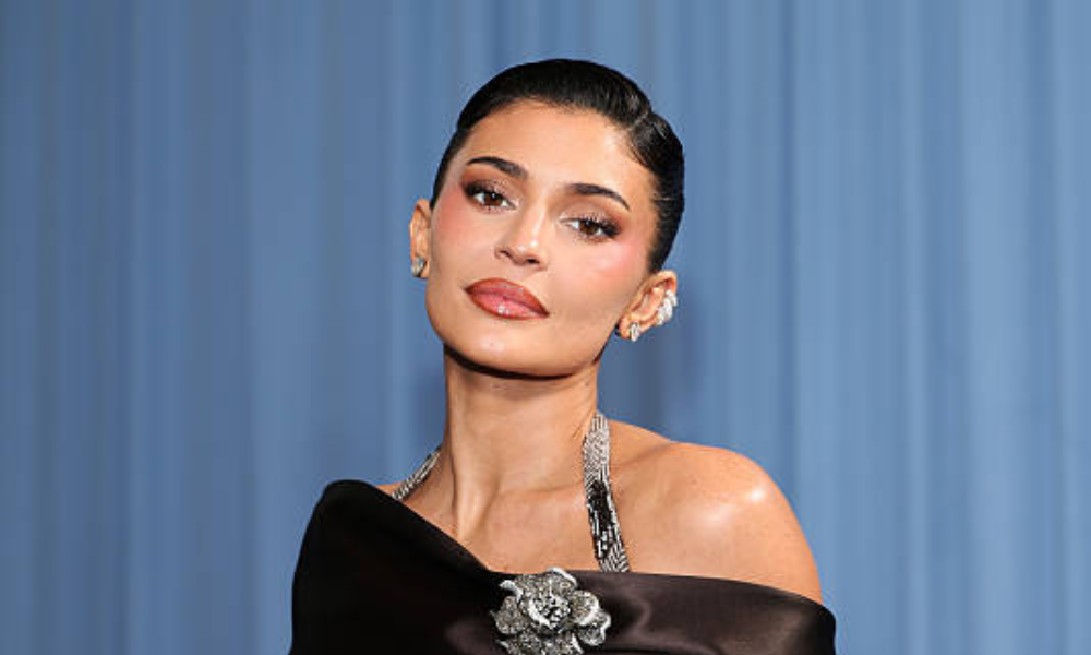 See Kylie Jenner’s Tangerine Manicure That Said “Move, Winter — I’m Talking!” 43 Kylie Jenner wearing long glossy tangerine coffin nails at the Marty Supreme premiere