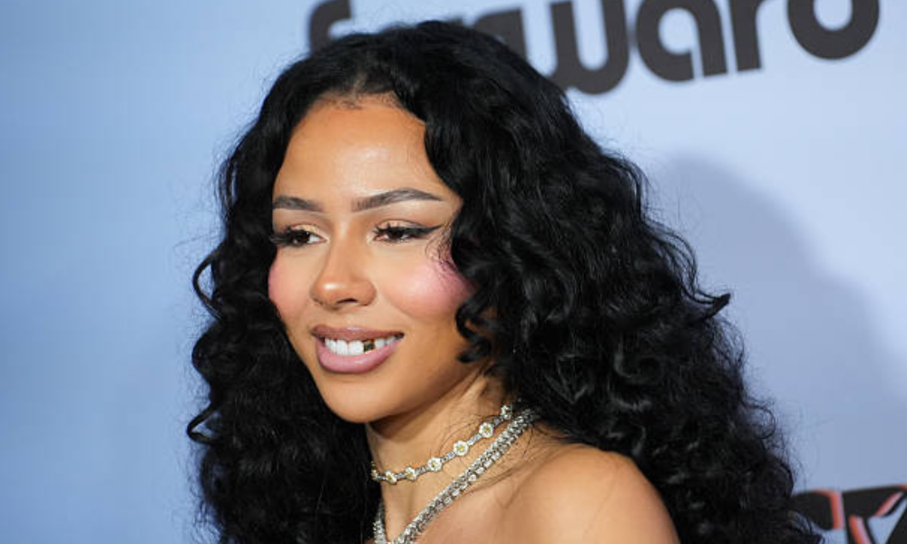 Young Thug proposing to Mariah the Scientist onstage at Atlanta concert with diamond engagement ring