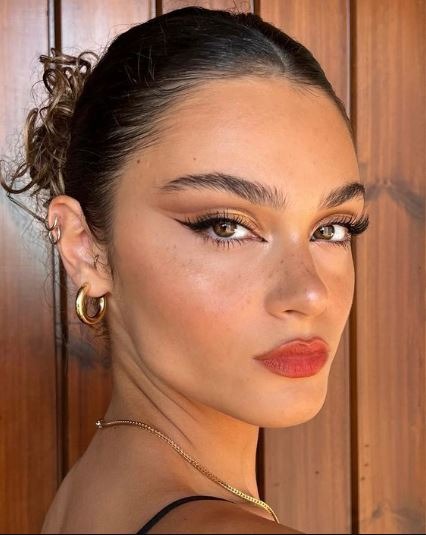 Celebrity-inspired siren eyes makeup with smoky eyeliner and lashes