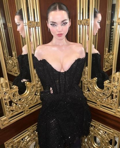 Celebrity-inspired siren eyes makeup with smoky eyeliner and lashes