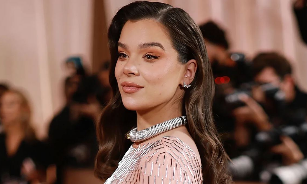 Hailee Steinfeld glowing in a peach Prada gown with baby bump at 2026 Golden Globes red carpet