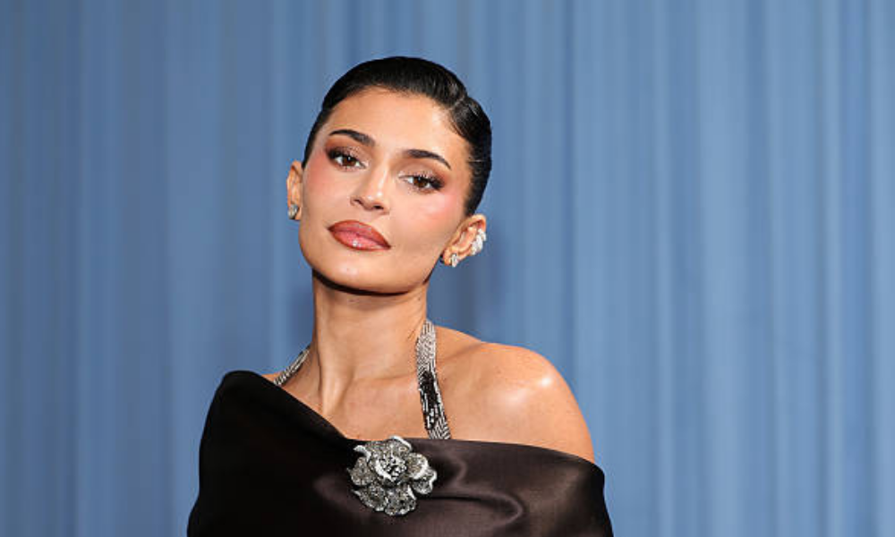 Kylie Jenner wearing copper orange matchy-matchy manicure at Critics Choice Awards